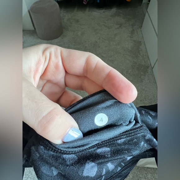 Lululemon Wunder Under Crop (Hi-Rise) (Full-On Luon) - size 4 - Picture 5 of 5